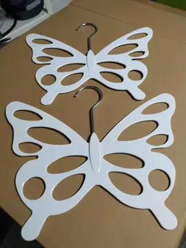 2 cintres à foulards forme papillon