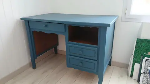 bureau en bois peint