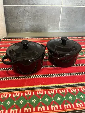 deux mini-cocottes avec couvercles
