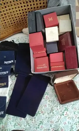 boîte vides à bijoux et pochettes veloutées