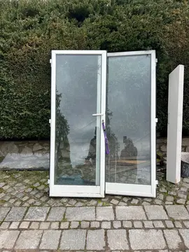une porte fenêtre blanche en aluminium double vitrage