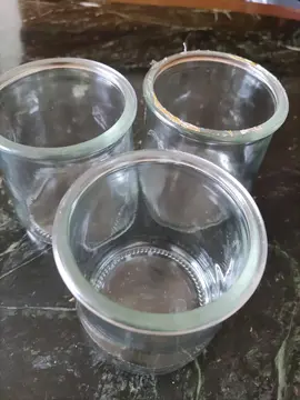 3 pots vides.( anciens yaourts)