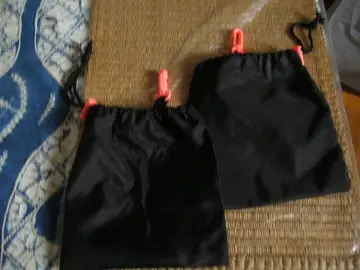 2 petites pochettes avec accroche