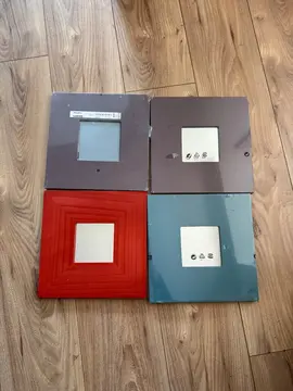 4 cadres miroirs Ikea 10x10 au sein d'un cadre 26x26