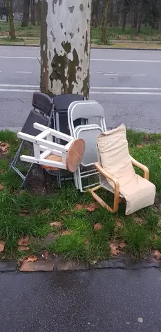 lot de chaise et tabouret