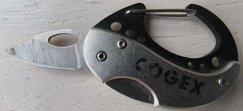 Petit mousqueton-couteau