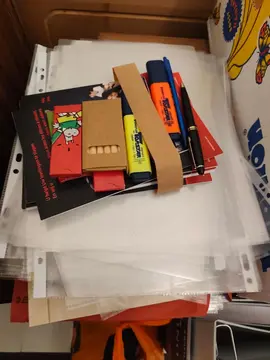 fournitures de bureau/scolaire : fardes en plastique, blocs notes, fluo....