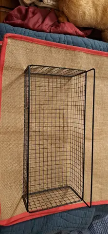 étagère en métal couleur noire à suspendre