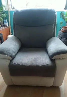 Fauteuil gris et blanc
