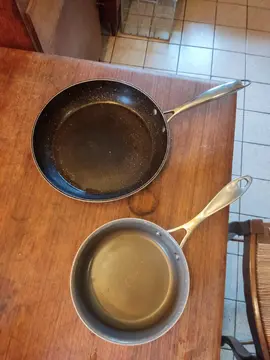 une poele + une casserole et d'autres trucs pour la cuisine