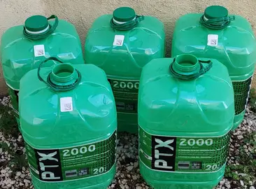 Bidons de pétrole vides