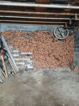 lot de tuiles et briques