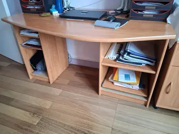 Bureau en bois bon état et fonctionnel