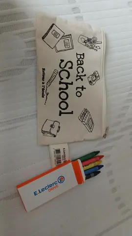 trousse avec ses 5 crayons pastels