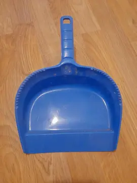 Pelle en plastique bleue