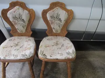 2 Anciennes chaises en bois