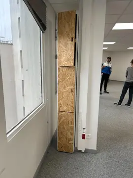 Grand meuble en bois avec des casiers