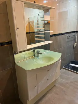 meuble de salle de bain avec miroir