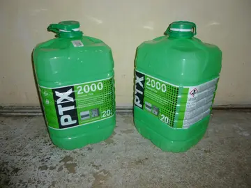 bidons vides de combustible pour poële