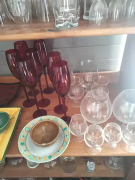 nombreux verres et divers bols