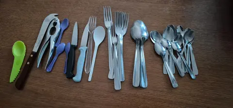 divers couverts et casse noix