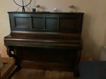 Piano droit à restaurer