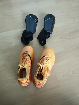 Chaussures de foot et protège-tibias enfant