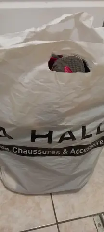 bonjour, je donne des vêtements et des chaussures femmes, bottes , ballerines, basket....