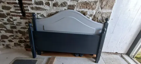 bois de lit et table de nuit