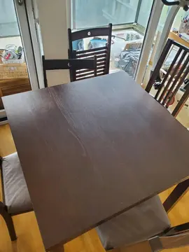 donne table Ikéa carrée convertible avec 2 chaises, en bon état