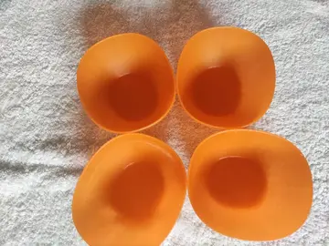 4 petits ramequins en plastique.