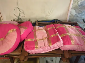 5 coussins rose et doré