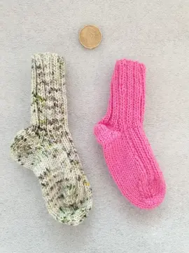 2 chaussettes bébés tricotées dépareillées