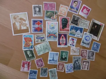 Timbres MONDE LOT 77