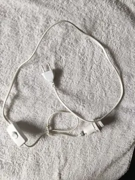 câble électrique avec interrupteur et douille.