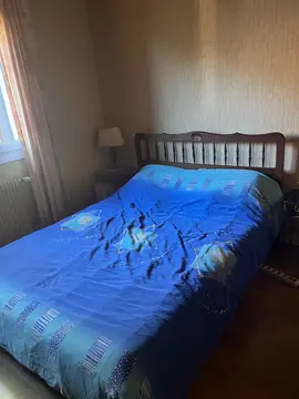 chambre à coucher avec chevet et commode en chene