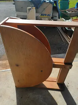 table en bois avec banc