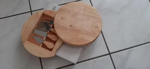 plateau de fromage et ses couteaux