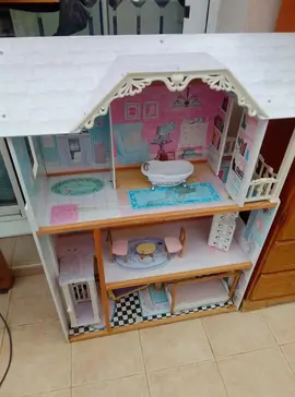 Donne maison pour poupée. État moyen. Largeur 84cm- Profondeur 37cm-Hauteur 1,19m