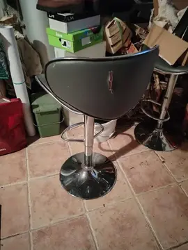 2 tabourets de bar hauts avec dossiers