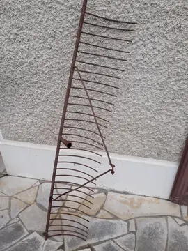 râteau à foin anciens en métal