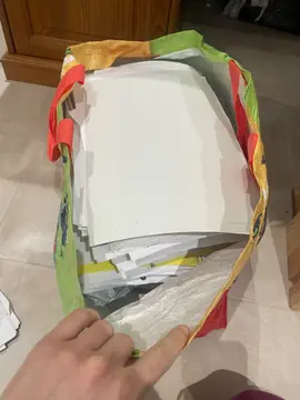 donne un sac cabas de papiers de brouillons