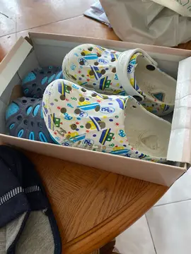 lot de chaussures : 2paires de Cros et une paire de chausson