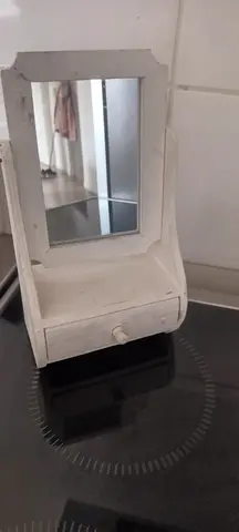 petit rangement avec miroir