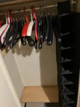 Cintres en plastique et porte chaussures