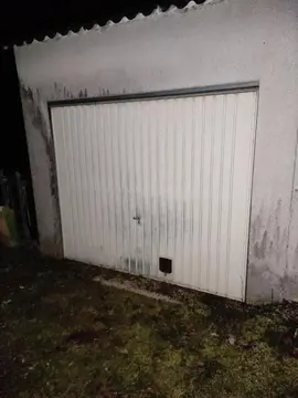 porte de garage métallique avec chatière simple incorporée