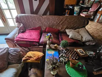 CANAPÉ EN CUIR ET TABLE BASSE