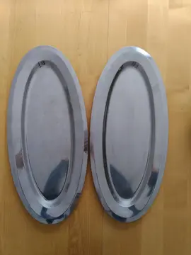Deux plats en inox