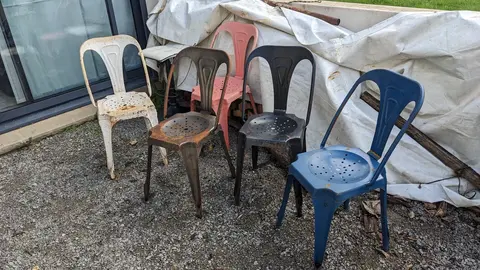 chaises métalliques