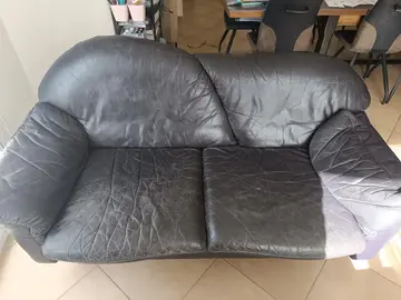 donne canapés en cuir usés